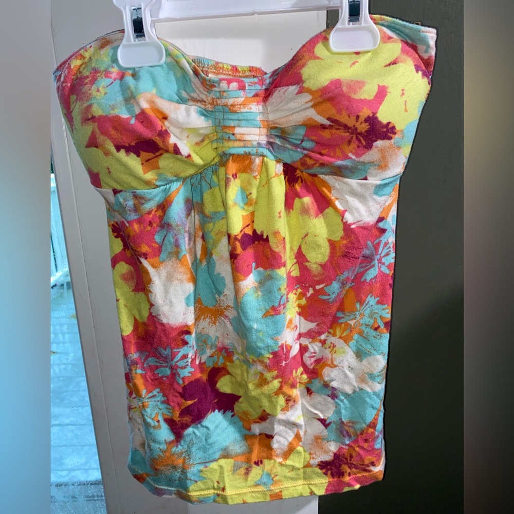 Strapless flowy shirt with built in padding
